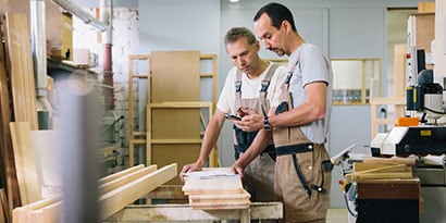 Carpinteros fabricando muebles y manualidades
