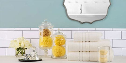 Decoraciones para dormitorio y sanitario. Jabones y toallas de manos, aromatizantes y espejo
