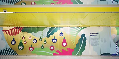 Pared con gráfica con colores vibrantes.
