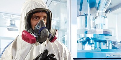 Respirador de 3M protege a un hombre de los gases en una fábrica industrial
