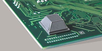 Imagen de tope adhesive protector sobre placa electrónica
