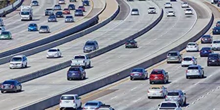 Docenas de coches circulan por varias autopistas vecinas, demostrando la necesidad de señalizaciones viales duraderas.
