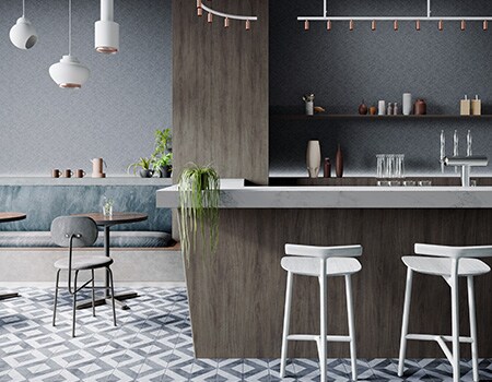 Interior de una cafetería con un aspecto playero con tonos azules, acabados arquitectónicos de piedra y madera de 3M.
