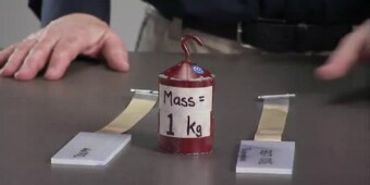 Imagen fija de video del demostrador preparándose para mostrar la unión superior de un adhesivo diseñado específicamente para plásticos LSE
