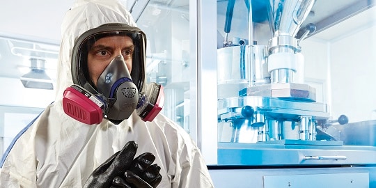 Respirador 3M protege a un hombre de los vapores orgánicos

