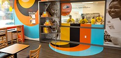 Interior de una panadería con gráficos murales impresos en brillo creados con una película gráfica.