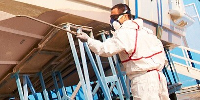 Respirador de 3M protege a un hombre de los vapores mientras trabaja en un yate

