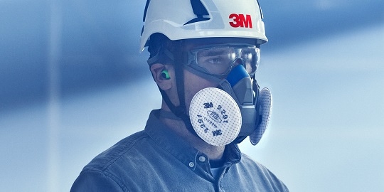 Un hombre usa un respirador reutilizable con máscara facial de medio rostro de 3M
