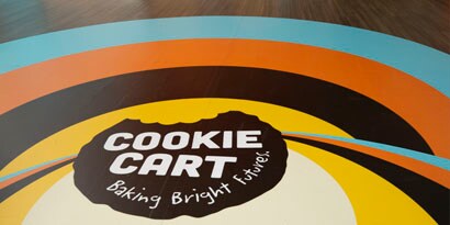 Imagen de un logo con colores naranjas, celestes, amarillos y marrones
