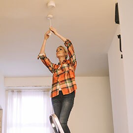 mujer trabajando en la luz