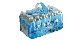 Un paquete de botellas de agua con una asa de transporte coordinada por colores.