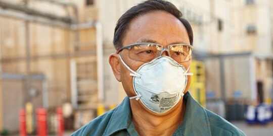 Respirador desechable de 3M protege a un hombre de los olores molestos

