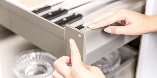 Tope adhesivo de protección para cajones de cocina
