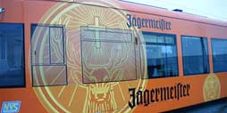 Imagen de un transporte ploteado con la marca Jaggermesiter. Color naranja, amarillo y negro
