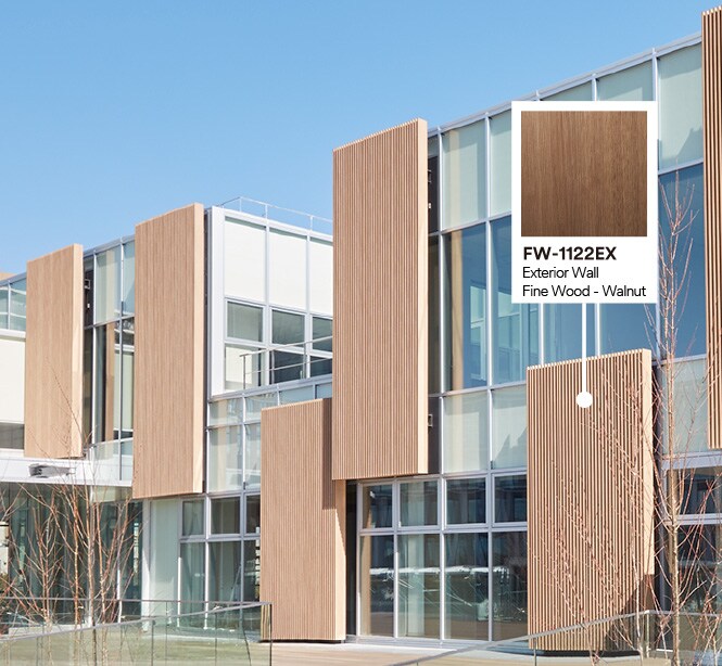 Exterior de un edificio con fachada de cristal y madera, con mención del producto acabado exterior Walnut DINOC.
