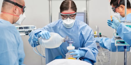 Imagen de usuarios de atención médica con EPP.
