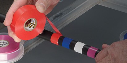 usando varios colores de cinta aislante en el cable
