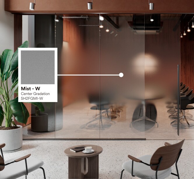 Imagen de una moderna sala de conferencias de oficina con colores cálidos, suelos de piedra y vegetación, y mención del producto acabado de cristal Mist.