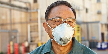 Respirador 3M protege a un hombre de los olores molestos
