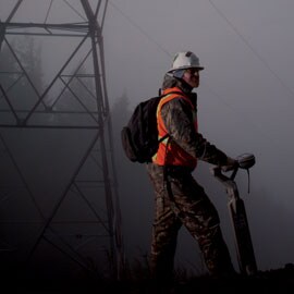 Hombre con localizador en niebla