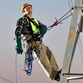 hombre ascendiendo a torre eléctrica