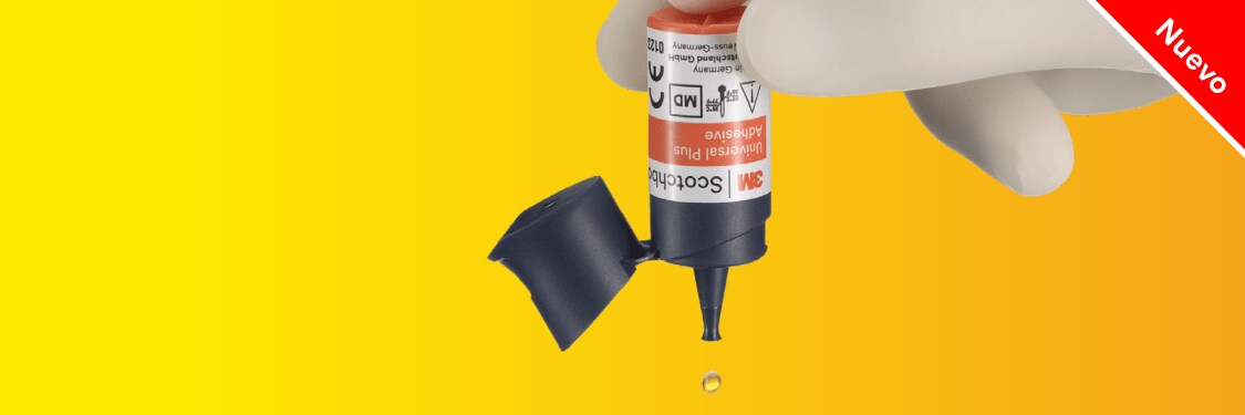 Mano sosteniendo una botella de scotchbond universal plus goteando sobre un fondo degradado amarillo y naranja.
