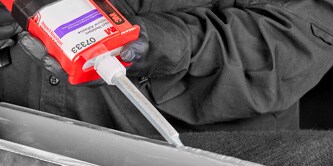 Aplicación de adhesivo estructural 3M con un cartucho y boquilla mezcladora en una pieza metálica.
