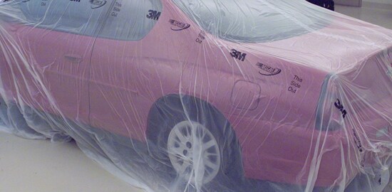 Coche siendo preparado para pintar.
