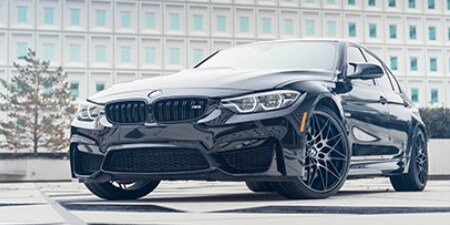 Imagen de un auto deportivo BMW negro estacionado
