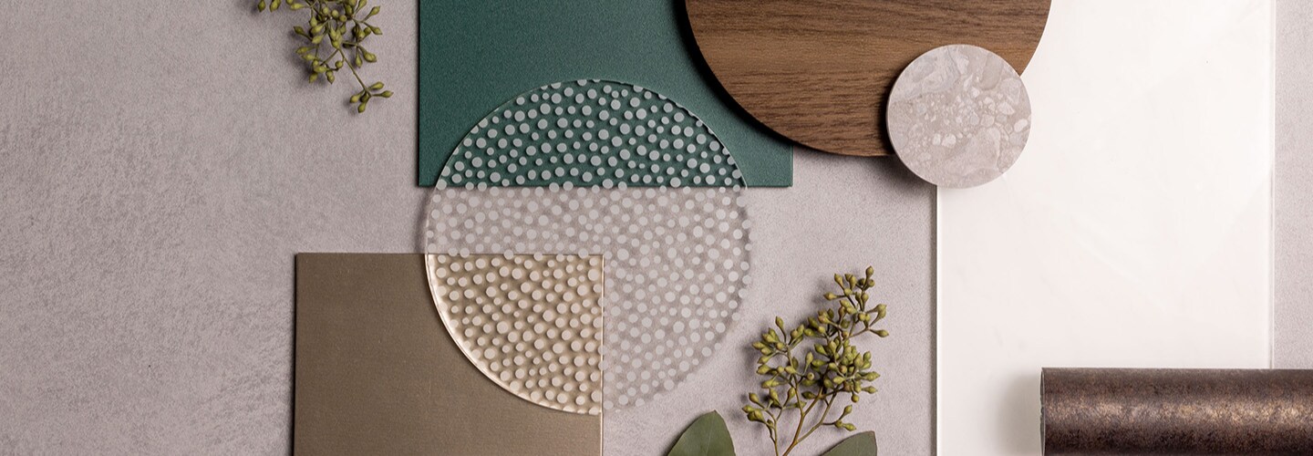 Vidrio brillante y moderno en tonos de madera con información destacada del producto.

