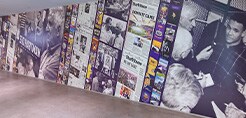 Pared cubierta con fotografías y noticias sobre los vikingos impresas en 3M Graphic Films.
